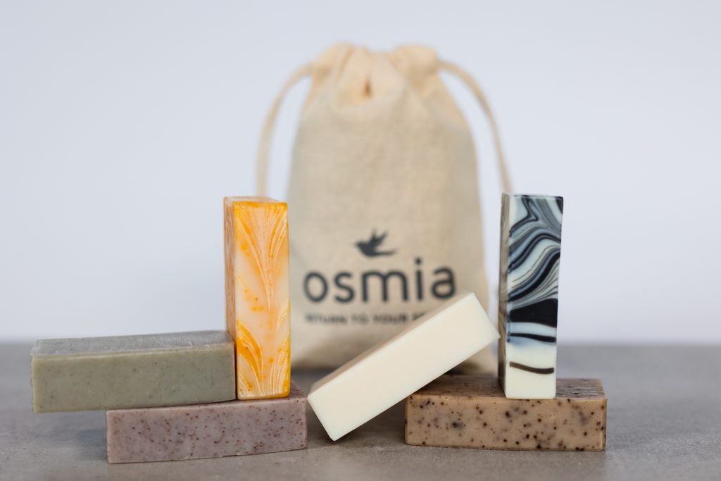 Mini Bars Landscape Lifestyle Different bars of soap in front of an Osmia pouch